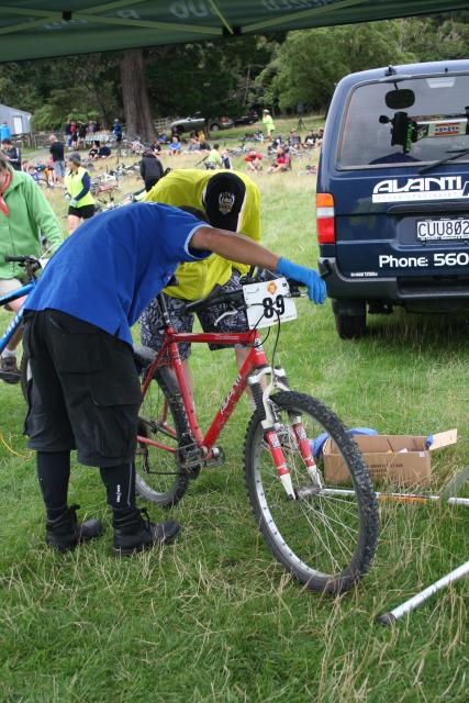 Big Coast 2009 - 13 - Bike check up at lunch break