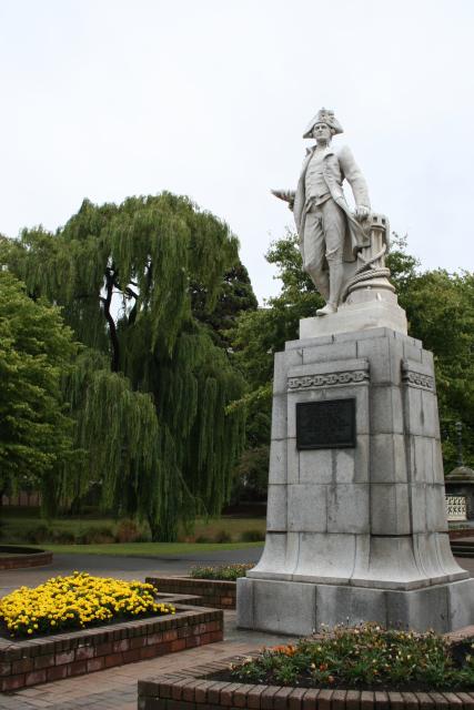 Christchurch - 05 - Victoria square, James Cook statue