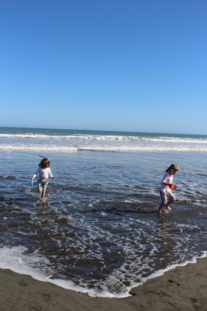 Jeff 40 ans 25 - The girls playing in the waves